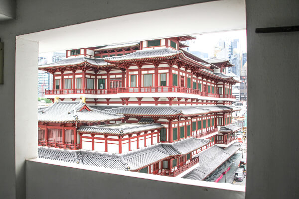 Japanese building with red wooden frame and white roof by T.H. Chia on Unsplash